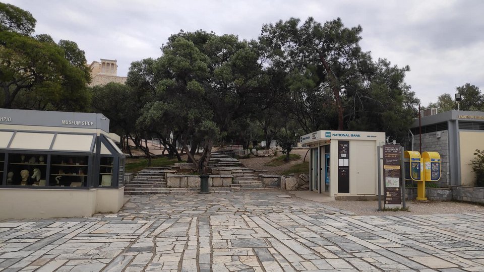 Ερημη η είσοδος της Ακρόπολης