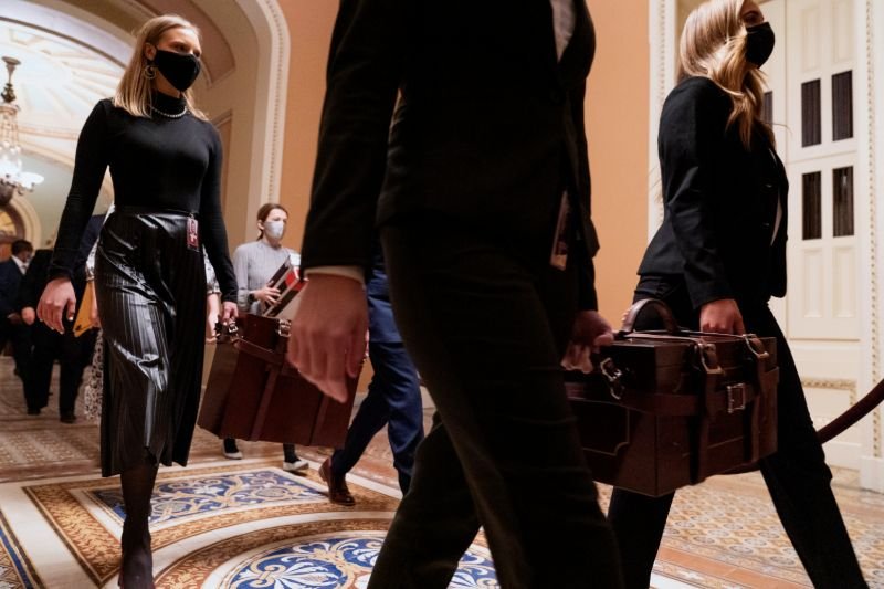 Μεταφέρουν τις κάλπες με τις ψήφους των εκλεκτόρων για να μη καταστραφούν από τους βανδάλους