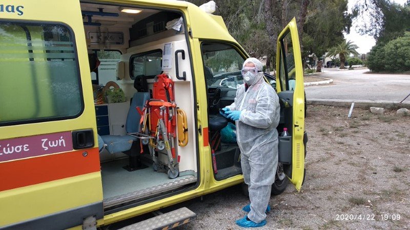 Διασώστης του ΕΚΑΒ με ειδική στολή
