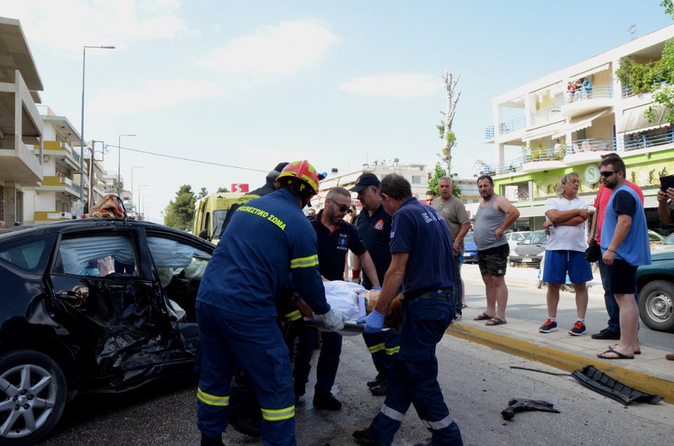 Μια από τις επιβαίνοντες του αυτοκινήτου απεγκλωβίστηκε και μεταφέρθηκε με ασθενοφόρο στο πλησιέστερο νοσοκομείο