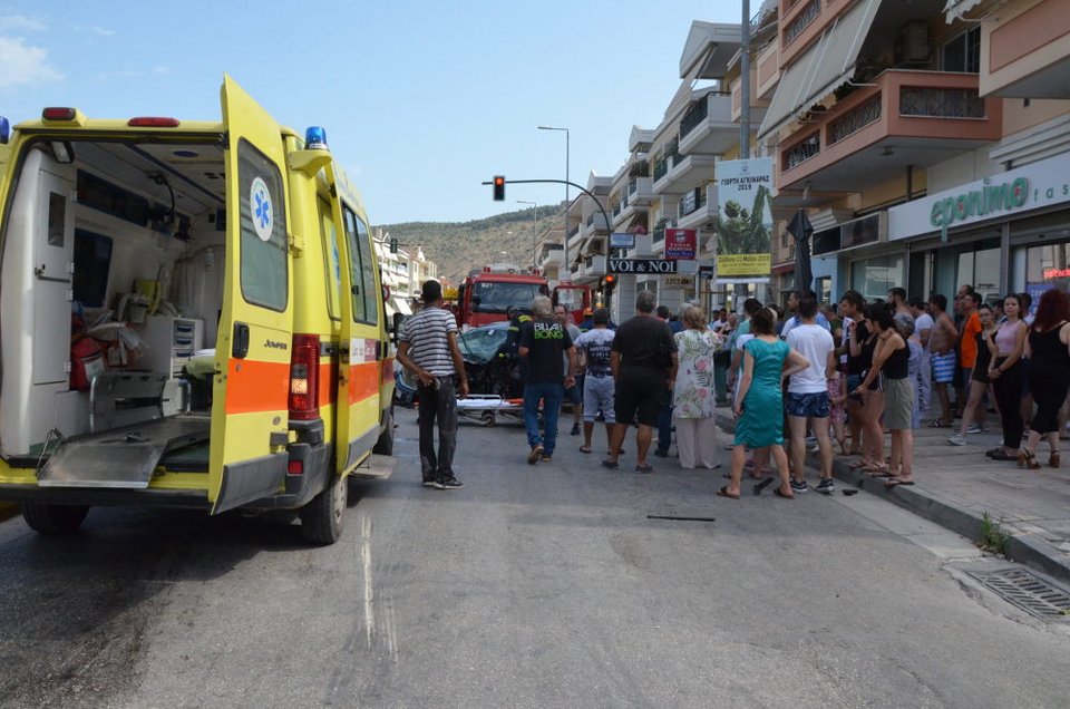 Στο σημείο του τροχαίου έσπευσε και ασθενοφόρο των ΕΚΑΒ