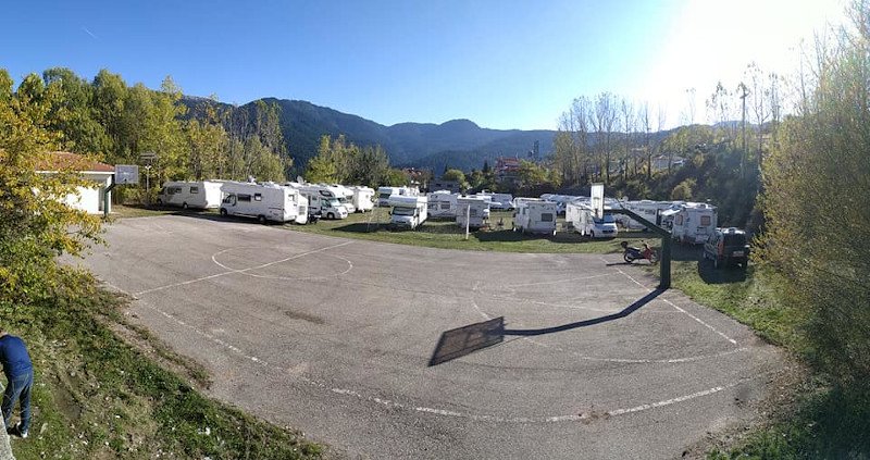 παρκαρισμένα αυτοκινούμενα τροχόσπιτα