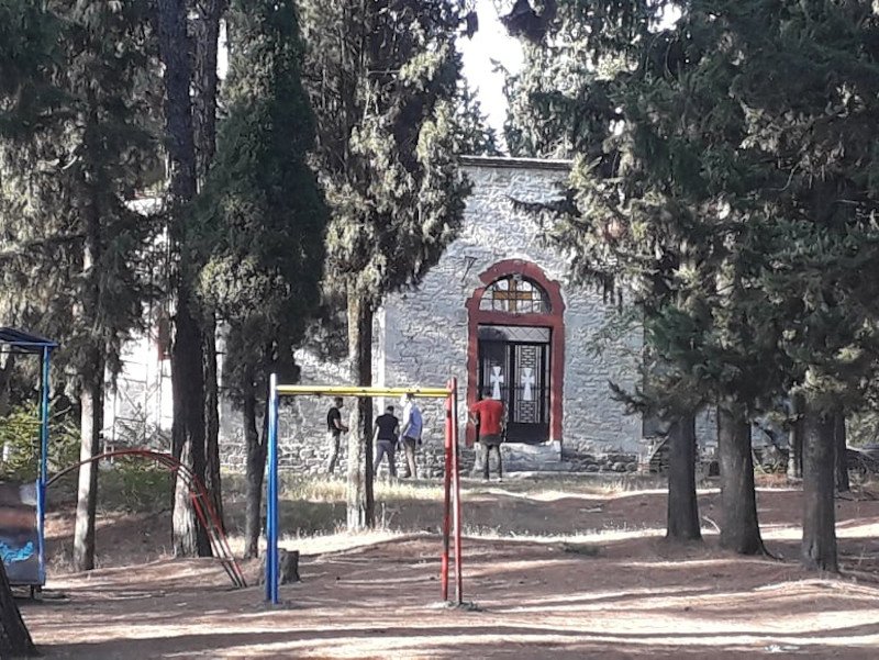 Το εκκλησάκι έξω από το οποίο βρέθηκε νεκρή η νεαρή κοπέλα