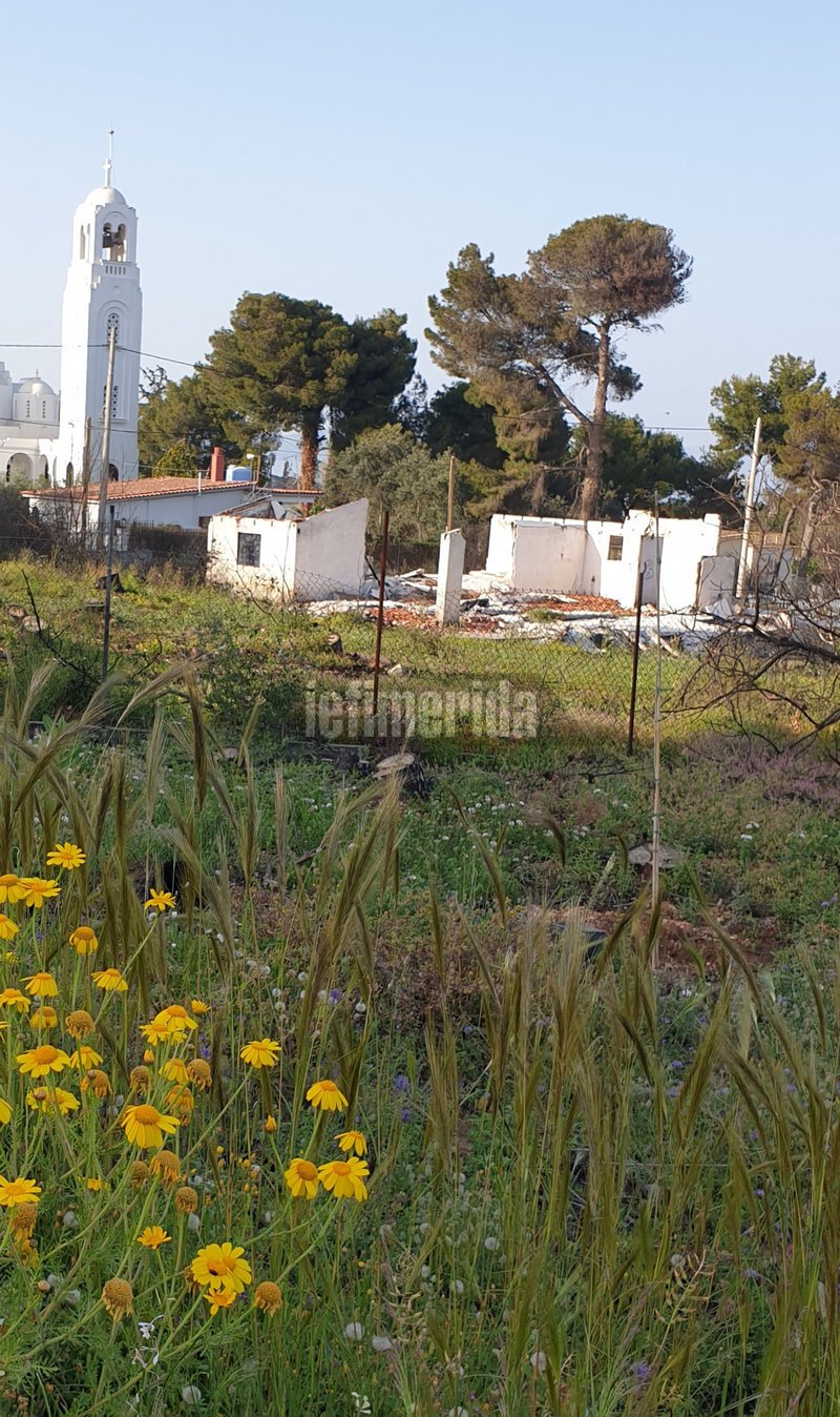 Γκρεμισμένο σπίτι δίπλα σε εκκλησία