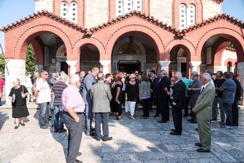 Πλήθος κόσμου στην κηδεία του Κώστα Αρβανίτη