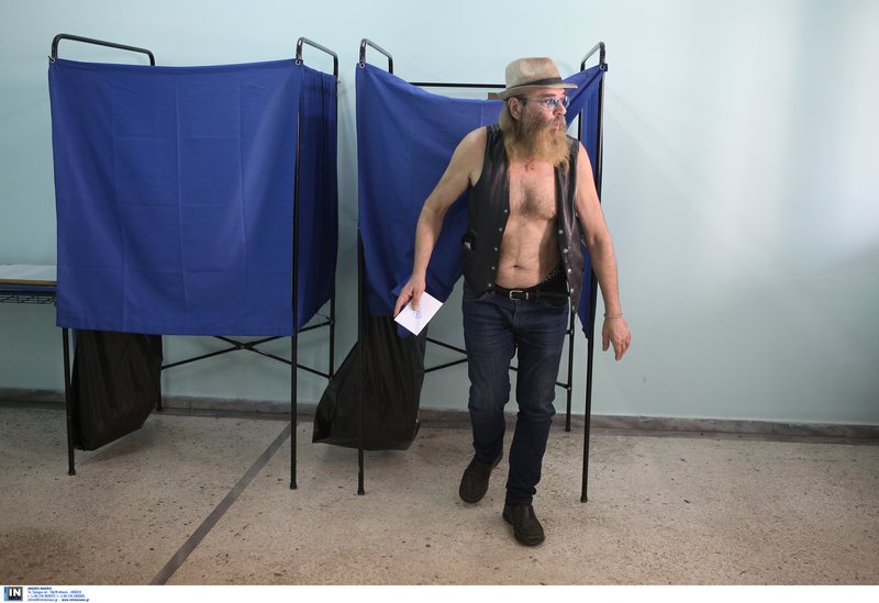 Ψηφοφόρος με γιλέκο και... γυμνός από μέσα