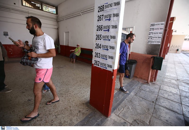 Ενας ακόμη ψηφοφόρος με μαγιό και σαγιονάρες