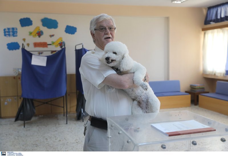 Ψηφοφόρος ψηφίζει μαζί με το σκυλί του