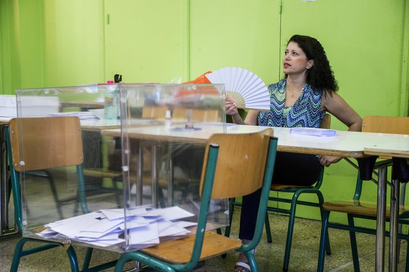 Μέλος εφορευτικής επιτροπής με βεντάλιες