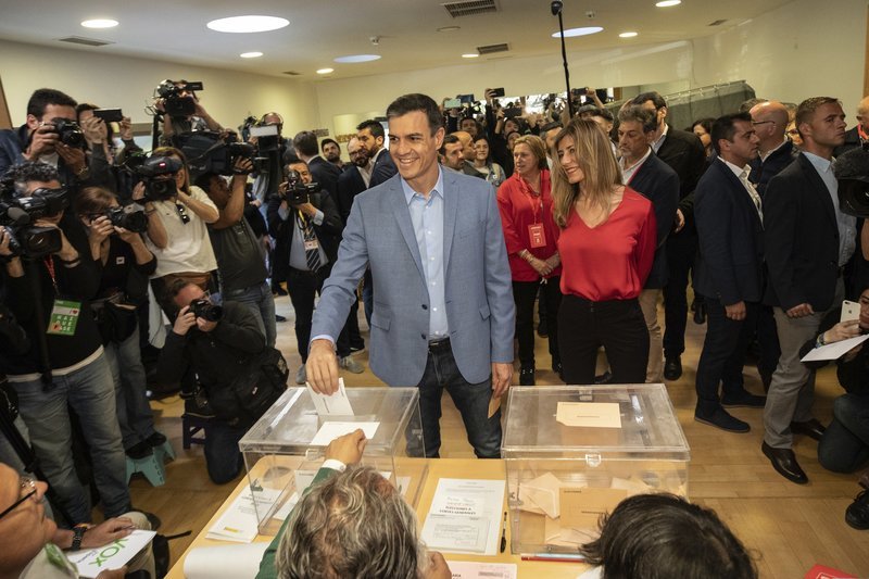 Ο Πέδρο Σάντσεθ, περικυκλωμένος από κάμερες και δημοσιογράφους, ρίχνει τη ψήφο του, νωρίτερα, σε εκλογικό κέντρο στα προάστια της Μαδρίτης