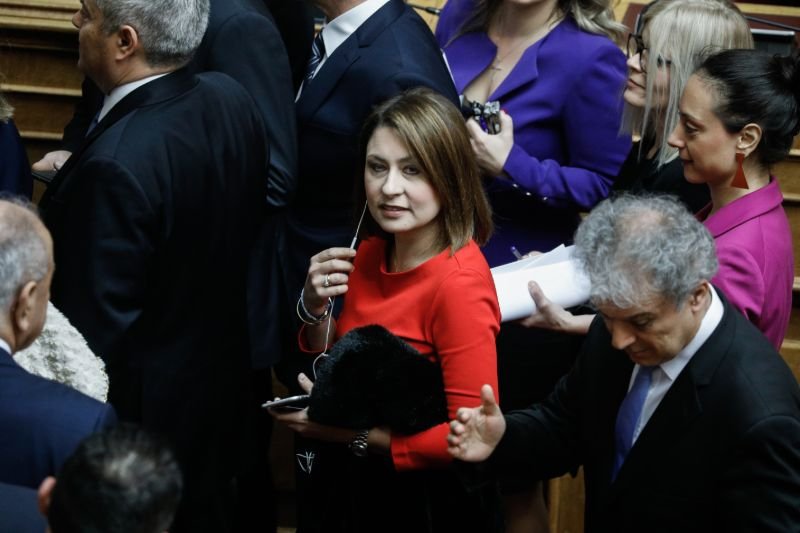 Με κόκκινο φόρεμα η βουλευτής της ΝΔ Χριστίνα Αλεξοπούλου: