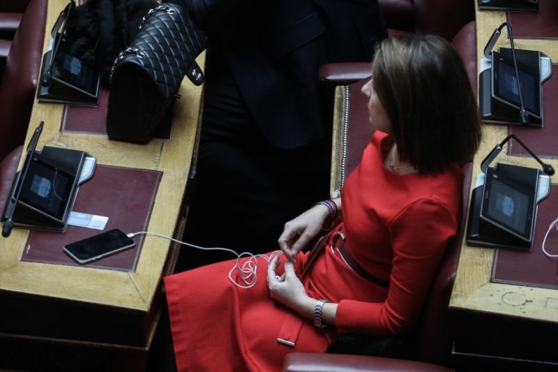 Με κόκκινο φόρεμα η βουλευτής της ΝΔ Χριστίνα Αλεξοπούλου:
