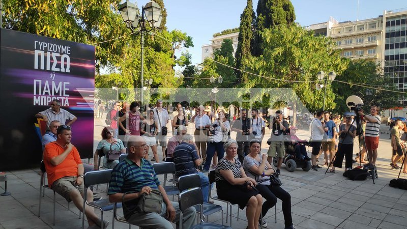 Ελάχιστοι οπαδοί του ΣΥΡΙΖΑ στο εκλογικό περίπτερο του κόμματος στο Σύνταγμα