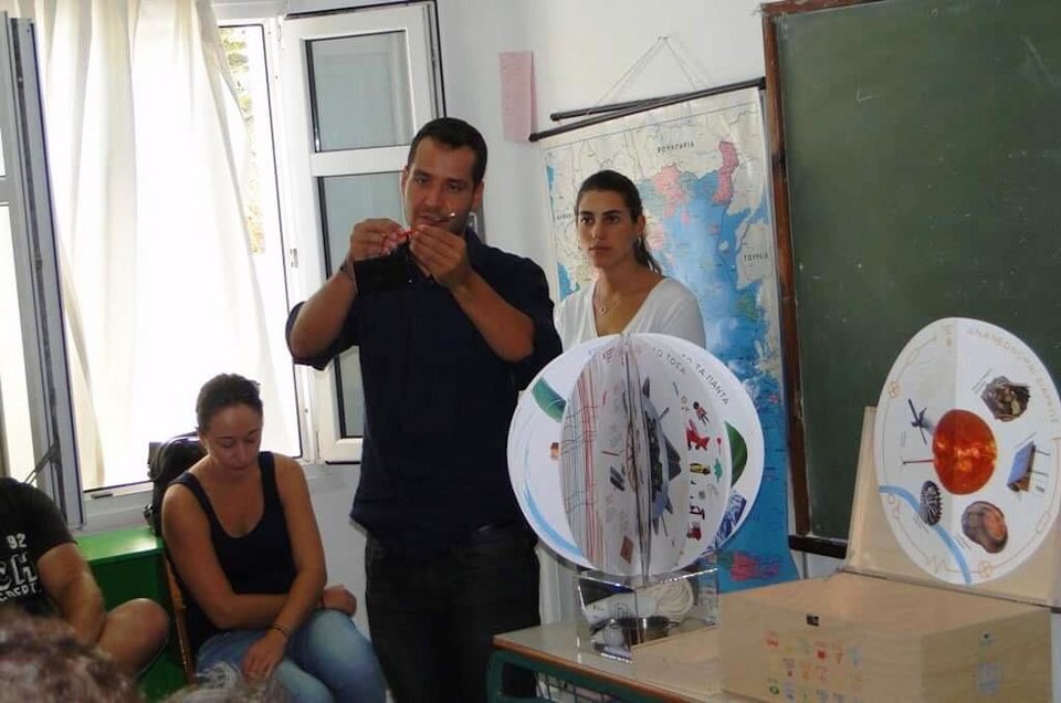 Εκπρόσωπος του Ομίλου ΕΛΠΕ παρουσιάζει στους μαθητές την εκπαιδευτική βαλίτσα «ΓΗ 2030», η οποία τοποθετεί τους 17 Στόχους Βιώσιμης Ανάπτυξης του ΟΗΕ στο επίπεδο της καθημερινότητας των παιδιών και στοχεύει στην ουσιαστική διαμόρφωση της ηθικής και στην ανάπτυξη της κριτικής σκέψης των μαθητών, προκειμένου να αναλάβουν ενεργό δράση.