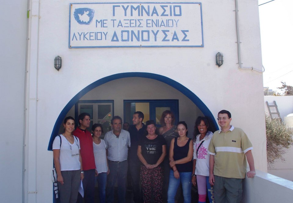 Το εκπαιδευτικό προσωπικό, καθώς και εκπρόσωποι του Ομίλου ΕΛΛΛΗΝΙΚΑ ΠΕΤΡΕΛΑΙΑ και της «ΑΓΟΝΗΣ ΓΡΑΜΜΗΣ ΓΟΝΙΜΗΣ» στην είσοδο του σχολείου.