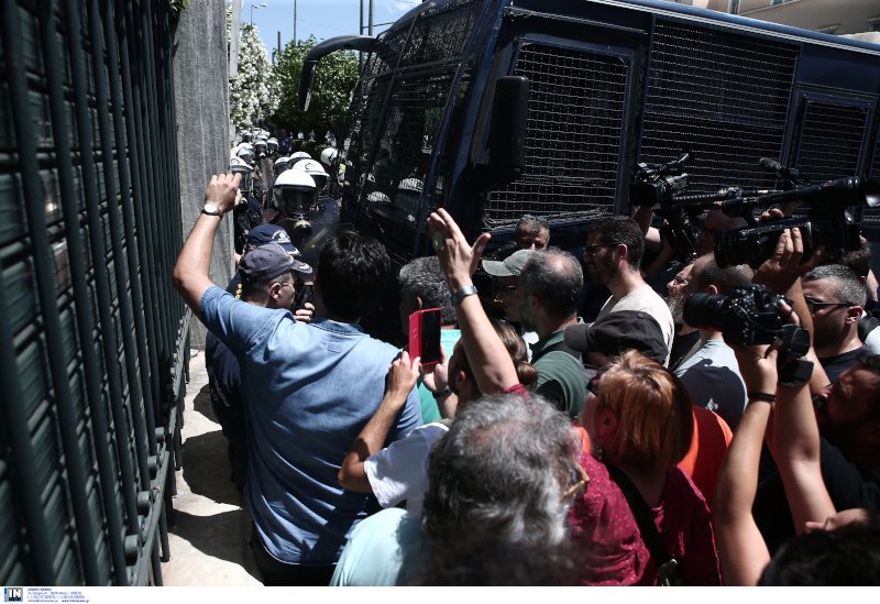 Συγκρούσεις εκπαιδευτικών με αστυνομικές δυνάμεις έξω από τη Βουλή / Φωτογραφία: INTIMENEWS