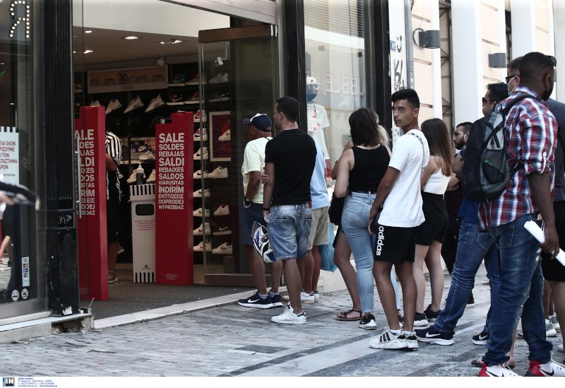 Ουρές έξω από καταστήματα για τις θερινές εκπτώσεις