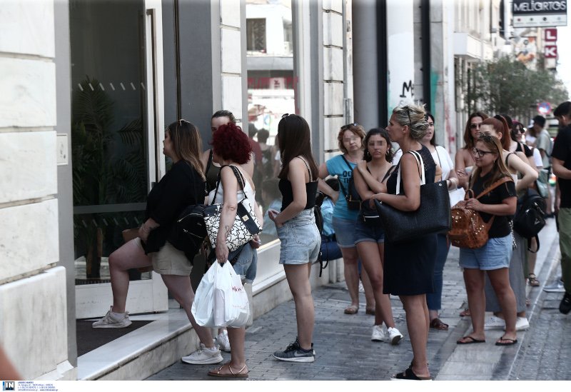 Ουρές έξω από καταστήματα για τις θερινές εκπτώσεις