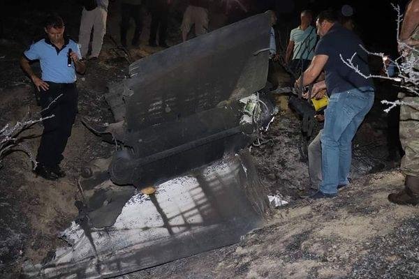 Ανθρωποι μαζεύουν τα συντρίμμια από το άγνωστο αντικείμενο που συνετρίβη στην Κύπρο