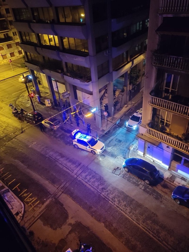 Τις έρευνες για την επίθεση διενεργεί η Διεύθυνση Ασφάλειας Αττικής.