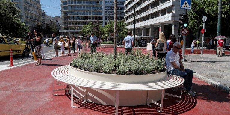 Κυκλικό παγκάκι με φυτά και δέντρο στην πλατεία Συντάγματος / Φωτογραφία: Eurokinissi