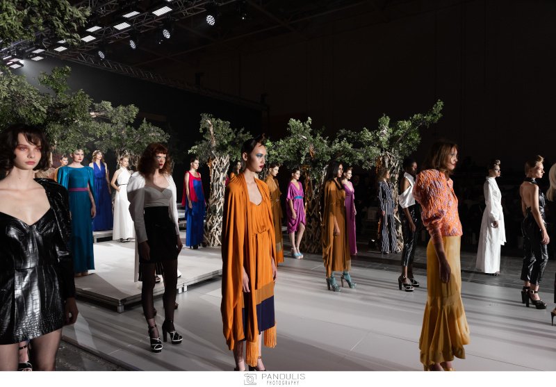 Έντονα χρώματα και γεωμετρικά μοτίβα κυριάρχησαν στην νέα κολεξιόν του Στέλιου Κουδουνάρη