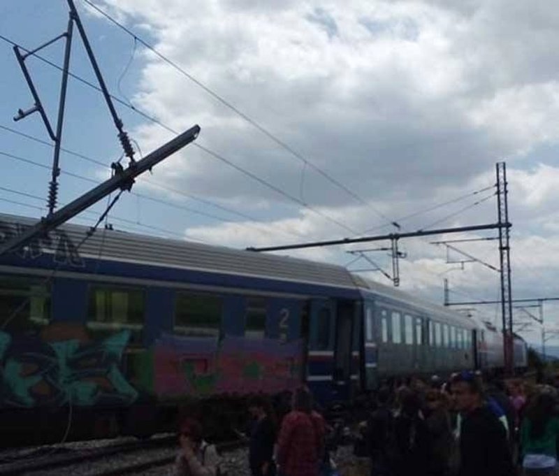 Κόσμος περιμένει στο σημείο που εκτροχιάστηκαν τα βαγόνια