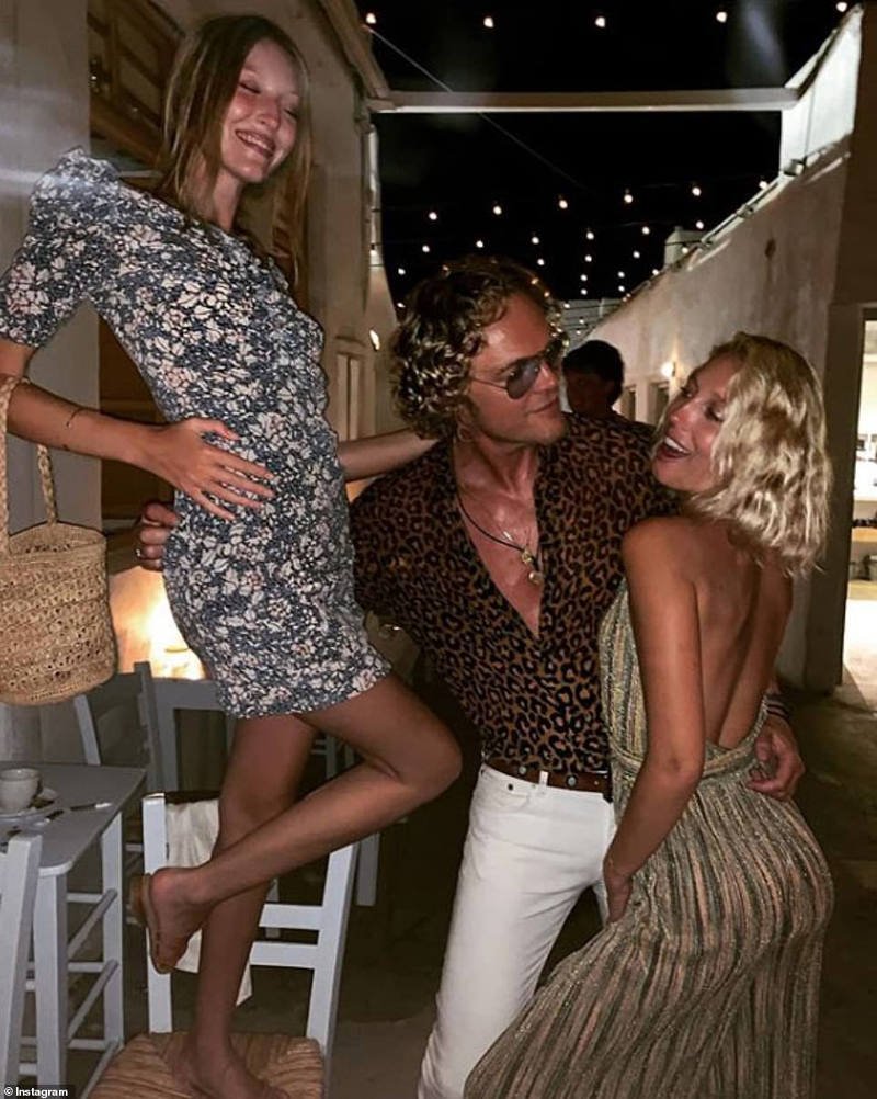 Η Ελα Ρίτσαρντς με τη Μαρία Ολυμπία και τον Peter Dundas