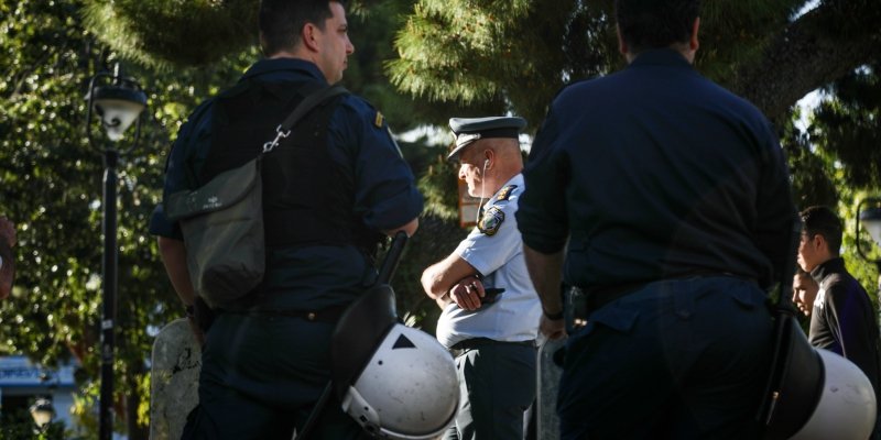 Ανώτεροι αξιωματικοί της ΕΛ.ΑΣ. επιτηρούν το «λουκέτο» στην περιοχή της πλατείας Αγίου Ιωάννου