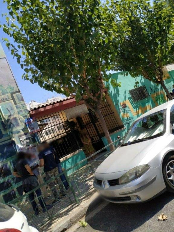 Αστυνομικοί κάνουν ελέγχους έξω από σχολείο για ναρκωτικά