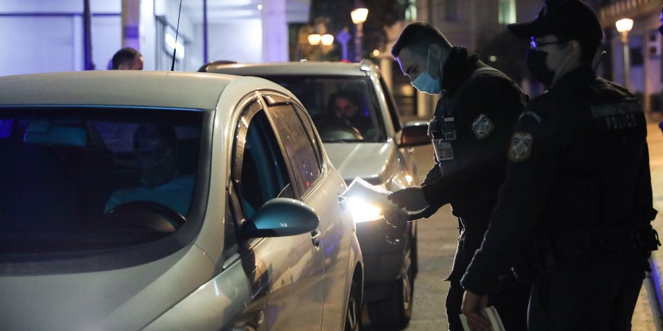 Αστυνομικός πραγματοποιεί ελέγχους στους δρόμους/ Φωτογραφία: SOOC