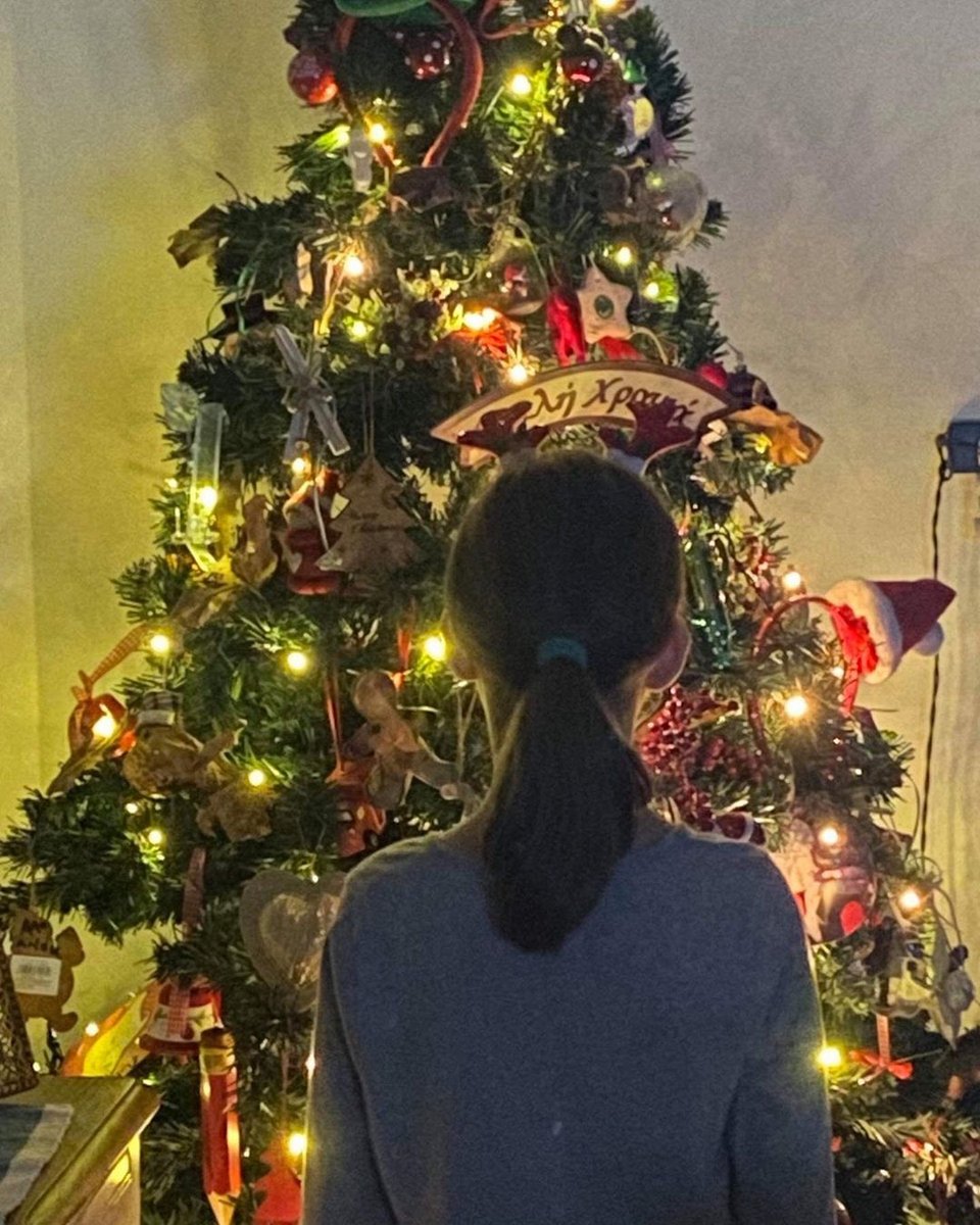 Η κόρη της Έλενας Πολυκάρπου μπροστά από το χριστουγεννιάτικο δέντρο