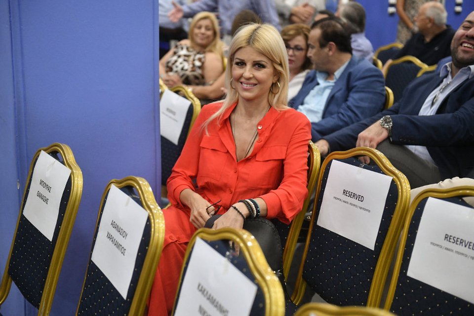 Με έντονο κοραλί φόρεμα η Ελενα Ράπτη στην ΠΕ της ΝΔ
