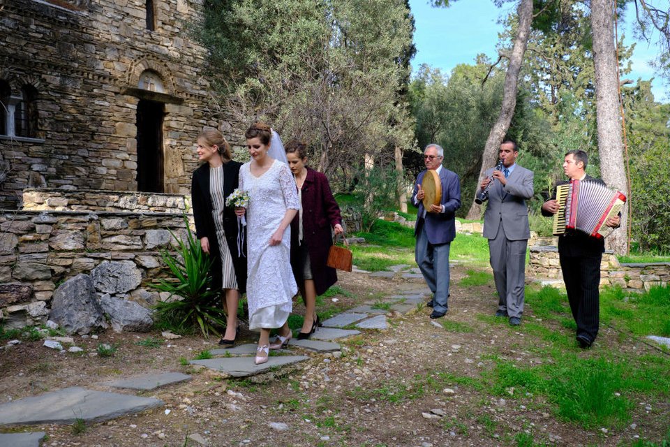 Ο γάμος της Ελένης με τον Λάμπρο στις «Άγριες Μέλισσες»