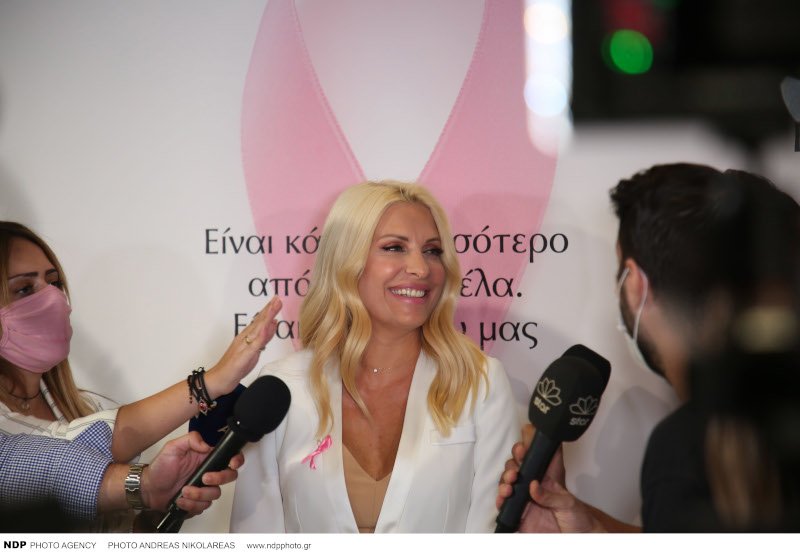 Η Η Ελένη Μενεγάκη μιλά με δημοσιογράφους