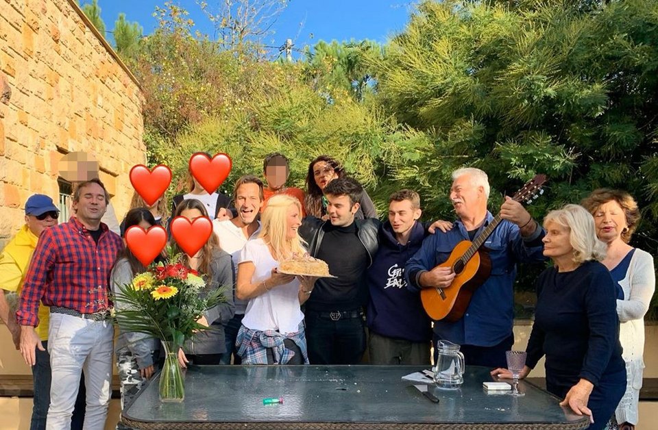 Η Ελένη Μενεγάκη είχε γενέθλια και έβησε τούρτα με όλη την οικογένεια