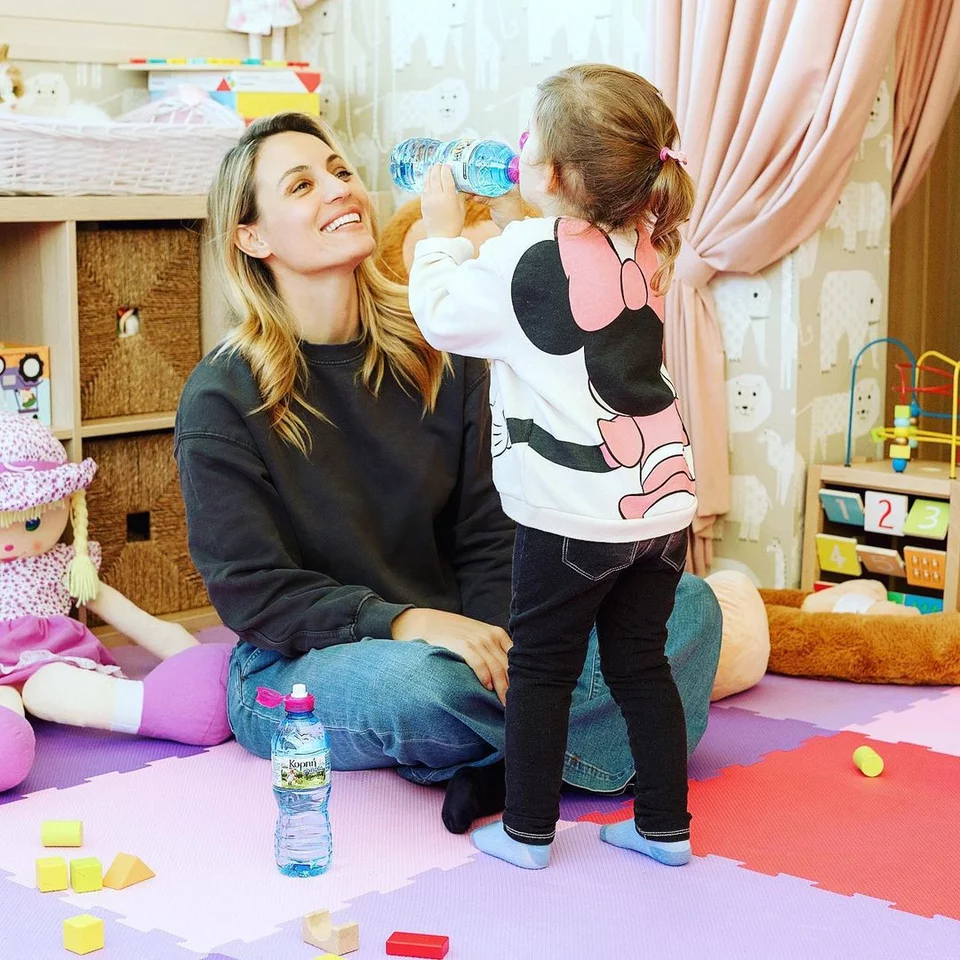 Η Ελεονώρα Μελέτη με την μικρή Αλεξάνδρα στο παιδικό δωμάτιο.