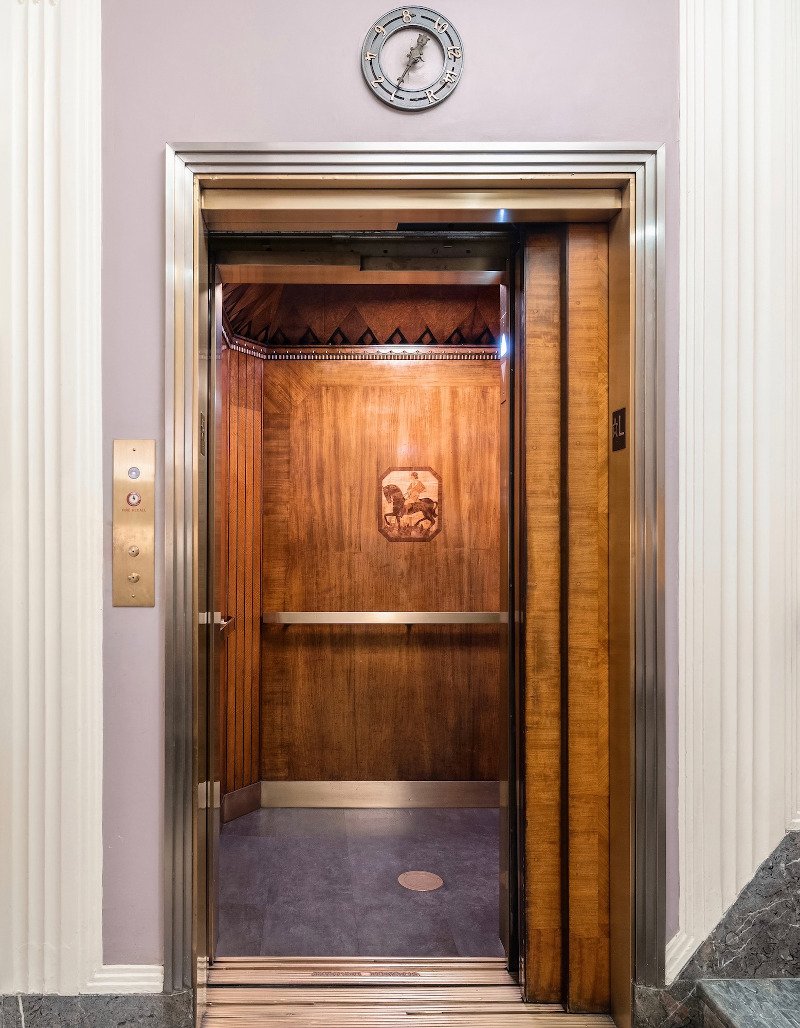 Ο ιδιωτικός ανελκυστήρας που οδηγεί στο διαμέρισμα