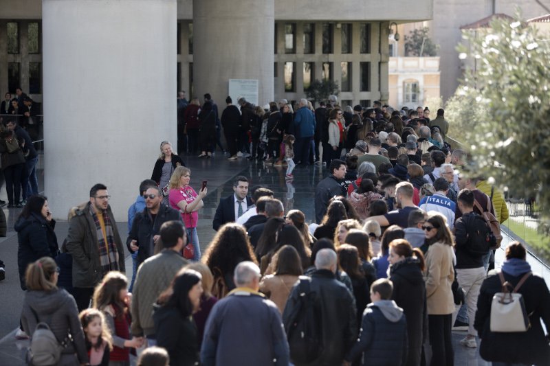 Το αδιαχώρητο έξω από το νέο μουσείο της Ακρόπολης -Φωτογραφία: EUROKINISSI