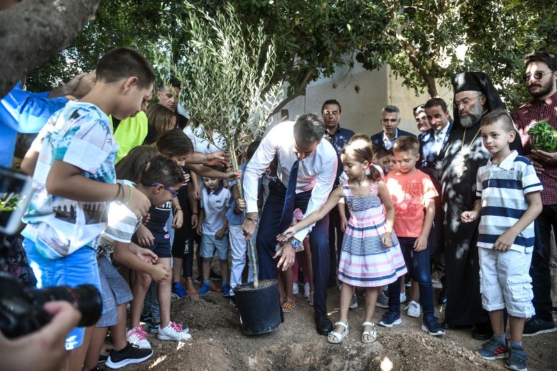 Η στιγμή που ο πρωθυπουργός μαζί με τους μαθητές φυτεύει την ελιά στο 7ο Δημοτικό Σχολείο Γαλατσίου -EUROKINISSI