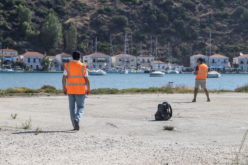 Eμπειρογνώμονες στο σημείο απ' όπου απογειώθηκε το μοιραίο ελικόπτερο / Φωτογραφία: Eurokinissi