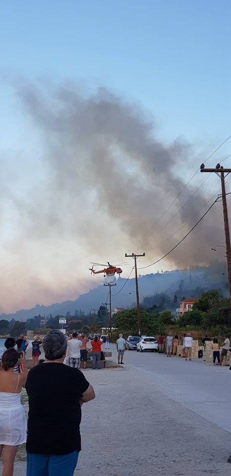 Τουρίστες βλέπουν ελικόπτερο στη φωτιά στην Κεφαλονιά