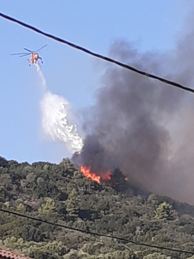 Ελικόπτερο επιχειρεί στην φωτιά στην Ηλεία/ Φωτογραφία: iefimerida