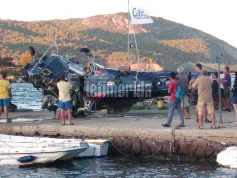 Στραπατσαρισμένο το ελικόπτερο ανελκύθηκε στην αποβάθρα στο Γαλατά
