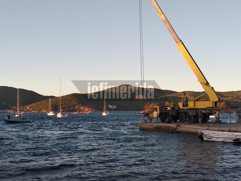 Ο γερανός ετοιμάζεται να ανελκύσει το ελικόπτερο στην ξηρά