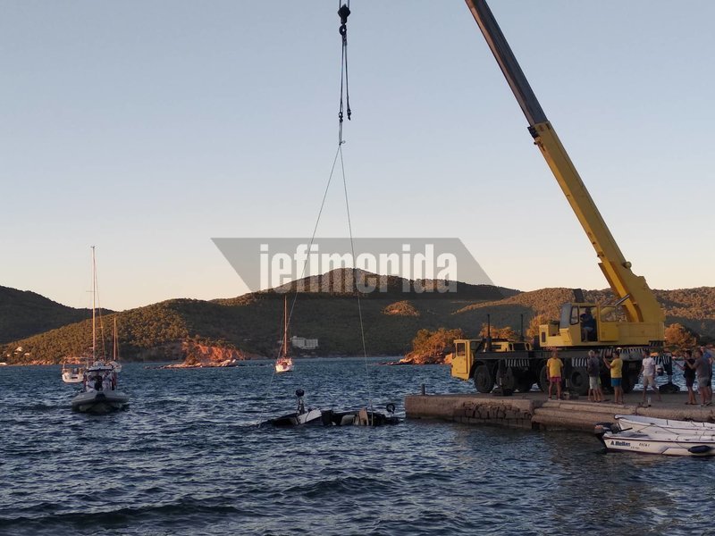 Το ελικόπτερο βγαίνει στην ξηρά λίγο πριν πέσει το φως του ήλιο σε αποβάθρα στον Γαλατά