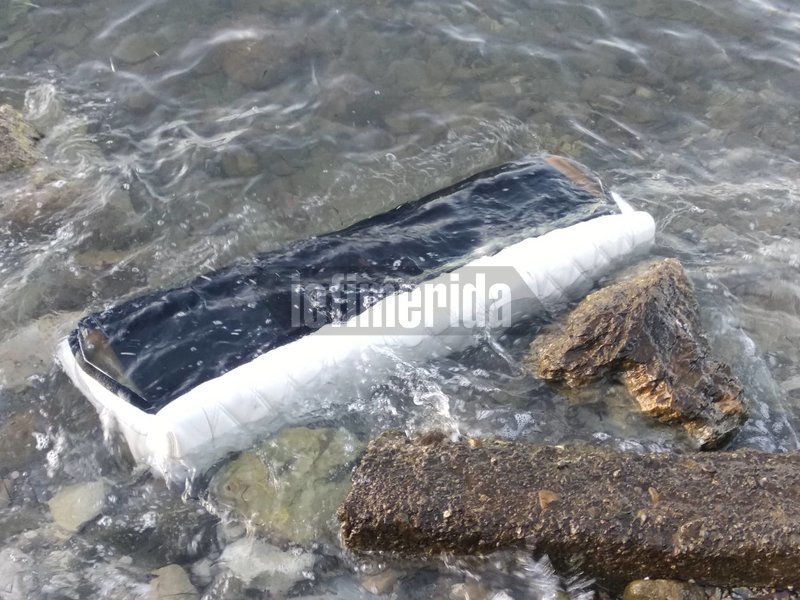 Κομμάτι από το εσωτερικό του ελικοπτέρου που το ξέβρασε η θάλασσα