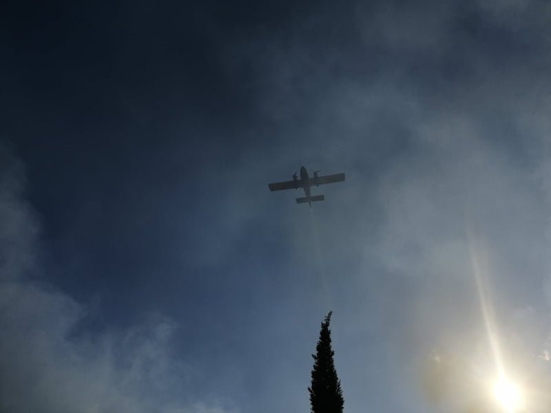 Ισχυρές δυνάμεις της πυροσβεστικής επιχειρούν για την κατάσβεση της πυρκαγιάς / Φωτογραφία: ermisnews.gr