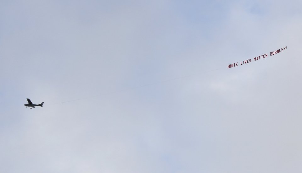Αεροσκάφος με πανό για τις ζωές των λευκών