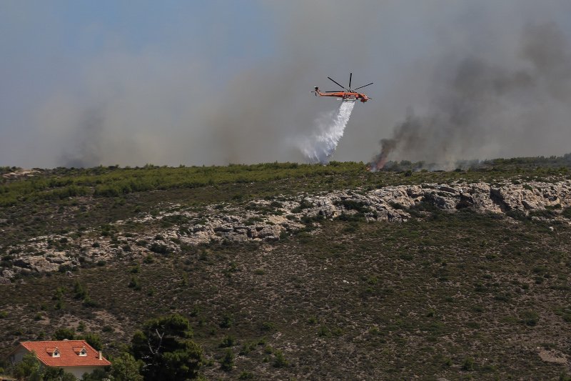 Πυρκαγιά σε δασική έκταση στο Λαύριο